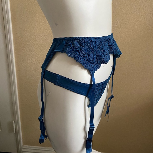 NEW Fredericks of Hollywood Garter set - Picture 3 of 7